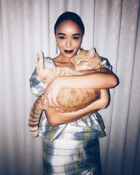 A picture of Ashley with her pet cat, Oscar.